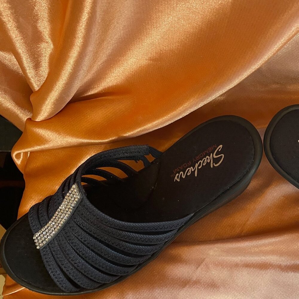 Skechers Cali memory foam size 10 sandals.